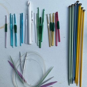 Beautiful set of crotchet and knitting needles.